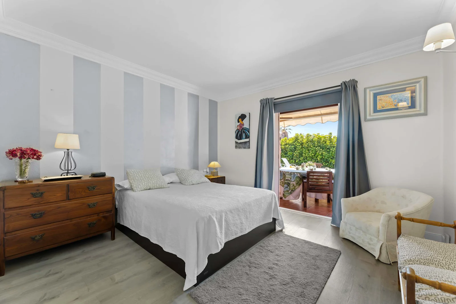 Dormitorio con cama de matrimonio y salida a la terraza