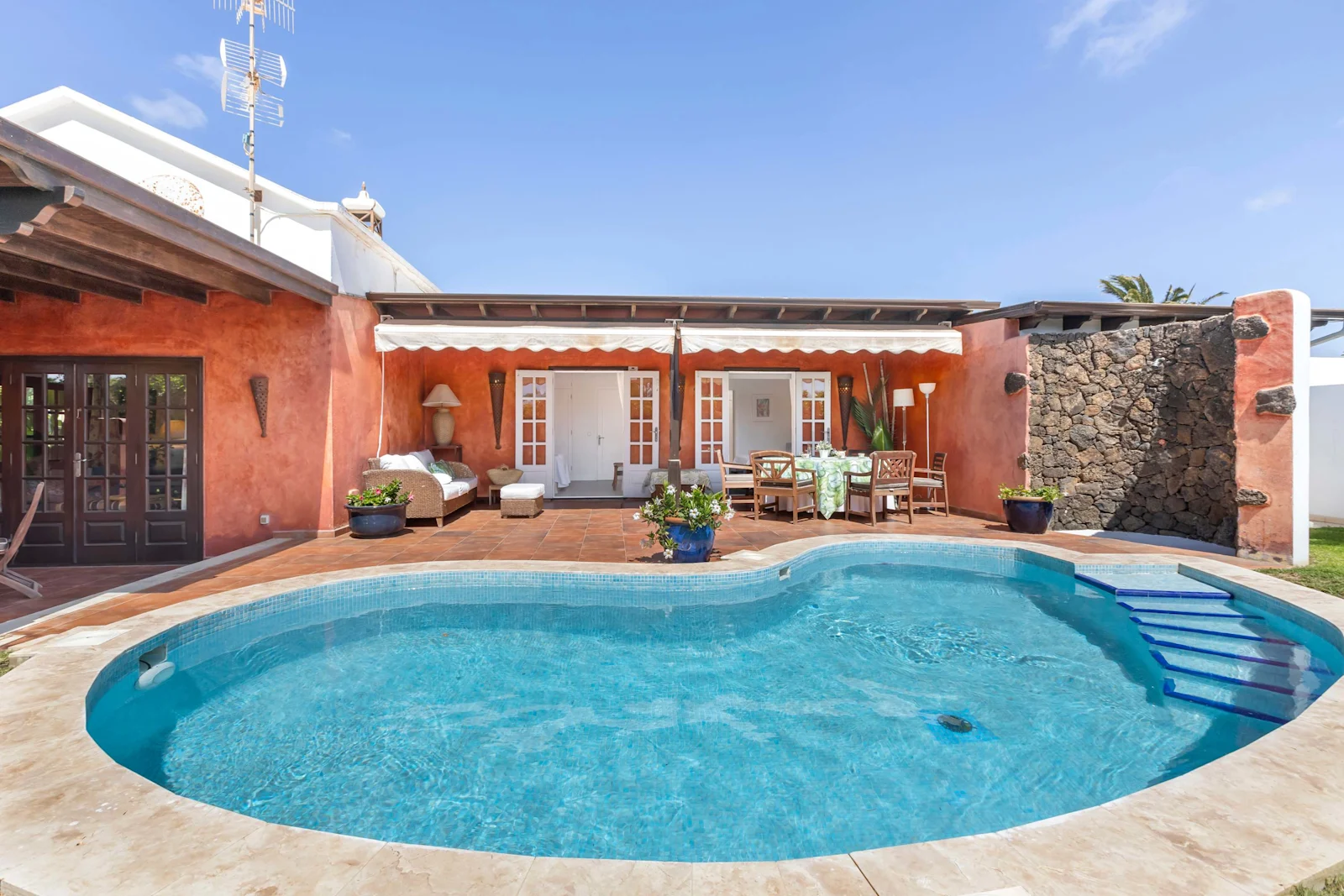 Piscina privada de agua salada y terraza de Villa Evergreen